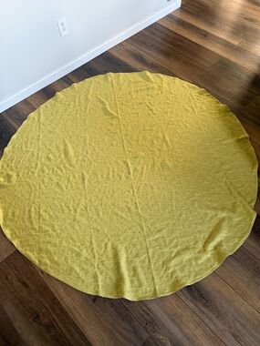 Round 5ft tablecloth w/ overhang avocado green w/ undertone of yellow textured